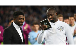 ヤヤ・トゥレ、シティとお別れ…兄コロが「どっきり」登場！皆大好きなアレも 画像