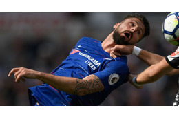 チェルシーの新ユニフォーム、ローマ公式にあおられる 画像