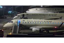 サウジに仰天広告が登場！ピッチ横に「小型飛行機」、しかもボールを追う 画像