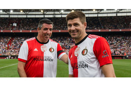 あのジェラードがフェイエノールトのユニを着る！これは超レア、超新鮮だ 画像