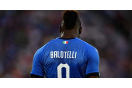 バロテッリ、イタリア代表復帰戦でゴール！亡きアストーリに捧げた美弾を見よう 画像