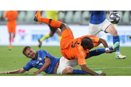 W杯に出ないイタリアvsオランダが激突！「ゴールシーンと一発レッド」を見る 画像