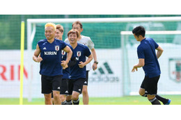 突如金髪になった長友！苦境の日本を救えるのか 画像