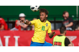 ネイマール、審判に腕をつかまれ止められる 画像