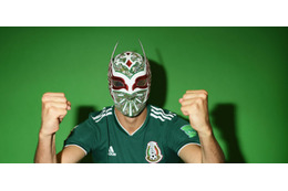 W杯の公式写真に覆面の選手が現る！一体誰だ？ 画像