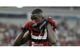 レアル移籍内定の17歳ヴィニシウス、サポーターと「涙のハグ」 画像