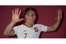 日本とも戦うポーランド代表ヒヤリ！FWミリクが写真撮影中にすっ転ぶ 画像