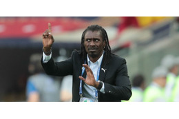 このEXILE感！セネガル代表シセ監督の「メガネ姿」が最高だ 画像