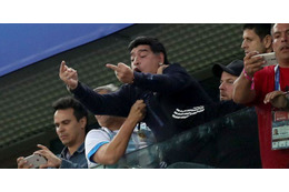 W杯で禁煙無視＋中指おっ立てたマラドーナ、「FIFA大使」クビも？ 画像