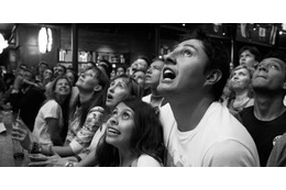 レポーター災難…放送中の「ビール顔面ぶっかけ」映像が物議 画像