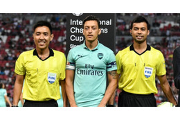 仰天！エジル、試合直前に審判のイエローカードにサインする 画像