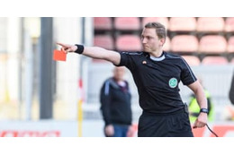 仰天！元代表監督、相手選手にタックルして退場になる 画像