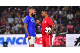 急にボールが来ても関係ねぇ！37歳エトー、「超絶テク」でゴール奪う 画像