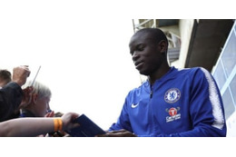 カンテは神か…モスクに現れファンと夕食、ゲームで対戦！グーナーまで心酔させる 画像