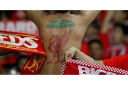 女性を階段下に突き落として逮捕…理由は「リヴァプールの刺青」か 画像