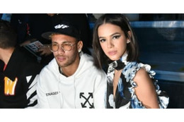 ネイマール、彼女の格好がセクシーすぎぃ！『人気ブランド』のショーに現る 画像