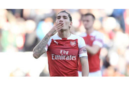 これは感動する！アーセナルDFベジェリン、ピッチ上で「幼馴染」と再会してた 画像