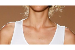 さわりすぎ？セクハラ？女性ファンへの「身体検査動画」が話題に 画像