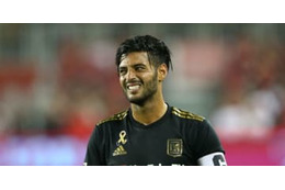 元アーセナルFWベラ、美人「元男性」をナンパか…写真がセクシーすぎて？ 画像