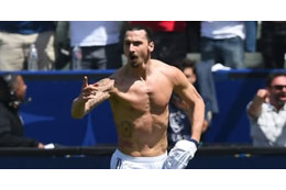 イブラヒモヴィッチ、「半裸」であの名物CMに降臨！ 画像