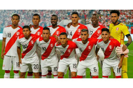 タスキで有名なペルー代表の新ユニ、「汗」で色落ち？拡大して見ると… 画像