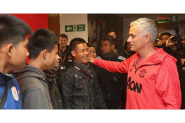 洞窟脱出のタイ少年たち、ユナイテッド選手らと対面！モウのハグが優しいぞ 画像