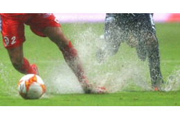 大雨のなかサッカーするとプロでもこうなる！とんでも珍ゴールが話題 画像