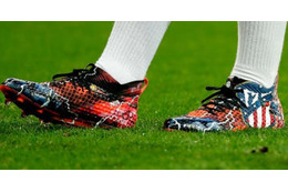グリーズマン、宿敵レアル戦で特注スパイク履く！拡大して見ると… 画像
