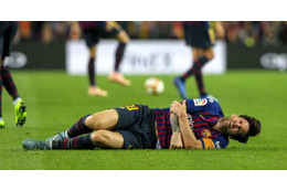 メッシ、クラシコ欠場か…衝撃の右肘ぐにゃり 画像
