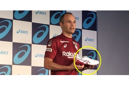 イニエスタが履くASICSの『DSライト X-FLY 4』ってどんなスパイク？ 画像