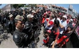 これはひどい…リーベルファンが「子供に発煙筒を巻き付ける」映像が問題に 画像