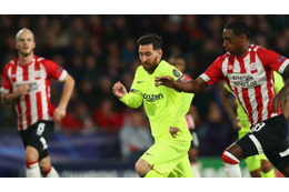 やっぱメッシはスゲぇ！こんな狭いところで、こんなシュートを決めるのかと 画像