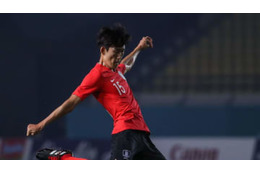 衝撃の映像…頭から「ピッチに落下」した韓国U-23代表DF、首を骨折 画像