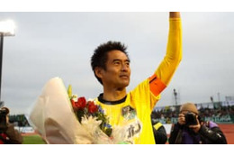川口能活の現役引退、あのライバルが花束贈呈！「まだ続けて」と伝えた相手は 画像