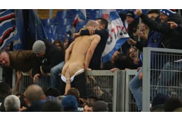 99分に劇的ゴールを決めた英雄、「おしり丸出し」になる 画像