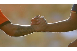 これぞサッカー仲間の連帯だ！捨て身の抗議に、相手選手やファンまでが… 画像