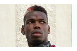 オシャレ番長！ポグバの「カモフラ赤タキシード」がすごい 画像