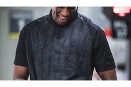 リヴァプール、純黒のユニフォーム「BLACK OUT」を発表！ 画像