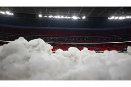 やめてあげて…サッカー審判、ファンから「雪の集中砲火」を浴びる 画像