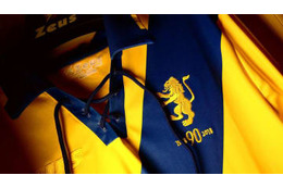 フロジノーネ、90周年記念ユニフォームを発表！胸元は「本物の編み上げ」 画像