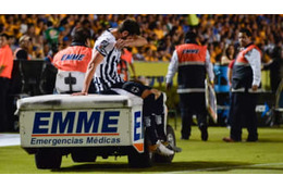 怪我したユース選手、助けにきた救護車に轢かれる 画像