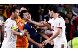 日本代表戦であらぶったイランFWアズムン、敗退を謝罪 画像