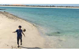 「16強芸人」カカロニ菅谷が挑戦！UAEで飛び込みサッカーはできるのか？ 画像
