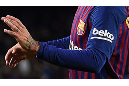 メッシ、コウチーニョに「愛用の赤いヒモ」をあげる！？ 画像