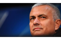 モウリーニョ、豪快にすべる…まさかのスポーツ会場に登場して 画像