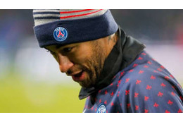 ネイマール、松葉杖でもキッズに神対応！「片足でハイタッチ」を見た？ 画像