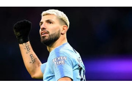 アグエロ、圧巻ハット！あの名物主審から「イタズラ」される 画像