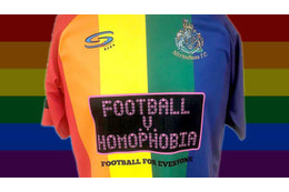 「同性愛嫌悪に反対」イングランドの地方クラブ、強烈な虹色ユニフォームを発表！ 画像