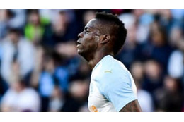 バロテッリ、仰天計画か！PSG戦で「ラッシュフォードTシャツ」を着てた？ 画像