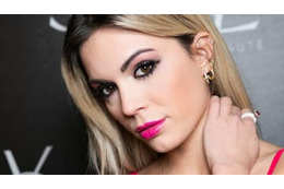 セリエA好きの超セクシーモデル、新しい本の表紙がスゲぇと話題に 画像